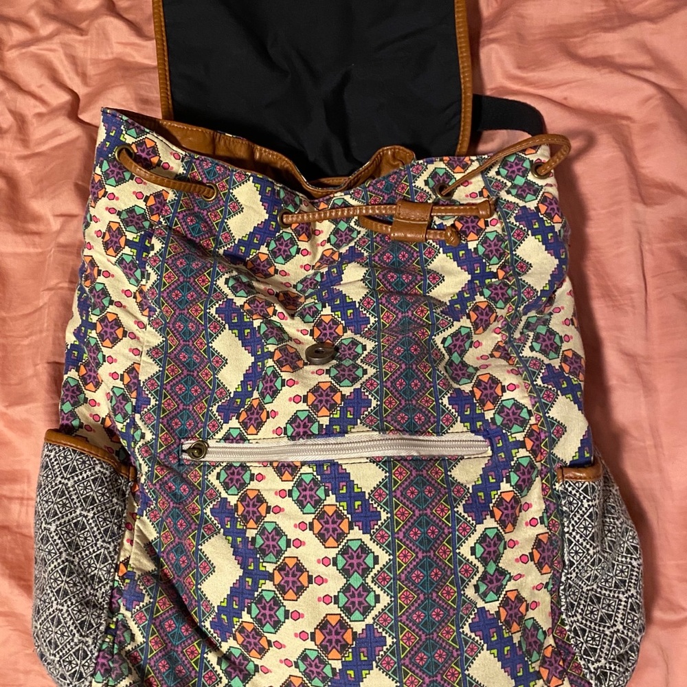 Aztec like print Backpack - Picture 3 of 4